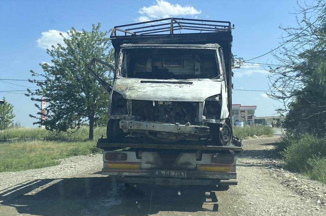 Yanan kamyonetten baba ve 15 yaşındaki oğlunun cesedi çıktı 2
